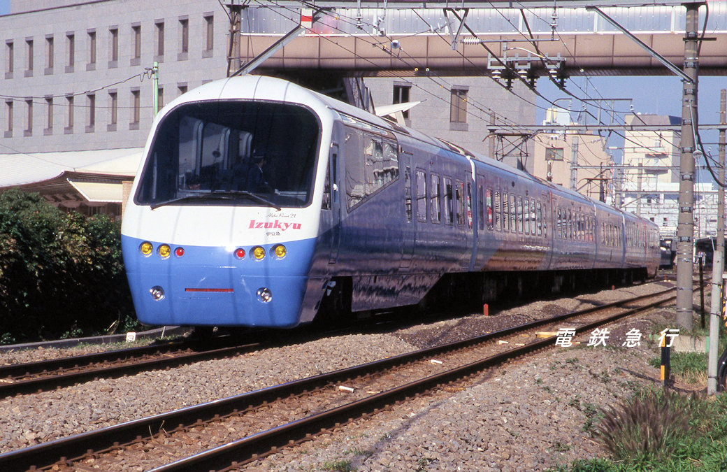 電鉄急行 ｊｒ南武線武蔵溝ノ口駅 に登場した伊豆急のアルファリゾート 現在はザ ロイヤルエクスプレス 伊豆の観光ｐｒに伴う展示会です マニア的にはちょっと残念な停車位置 でした 01年10月撮影 伊豆急 東急 南武線 ｊｒ東日本