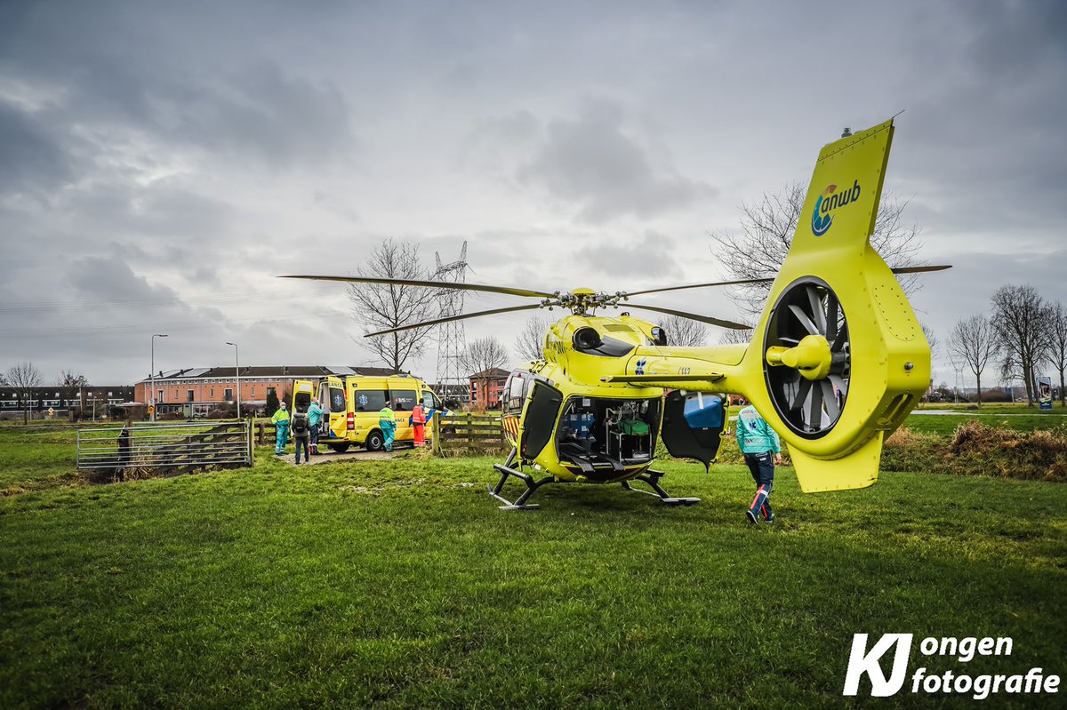 District16nl's tweet photo. De traumahelikopter (Lifeliner 5) is geland op een weiland langs de #N446 bij #Leiderdorp. De reden hiervan is een overplaatsing van een corona-patiënt vanuit het Alrijne ziekenhuis in Leiderdorp. De traumahelikopter zal straks vertrekken richting een ziekenhuis in Maastricht. https://t.co/LW3VycKYIT