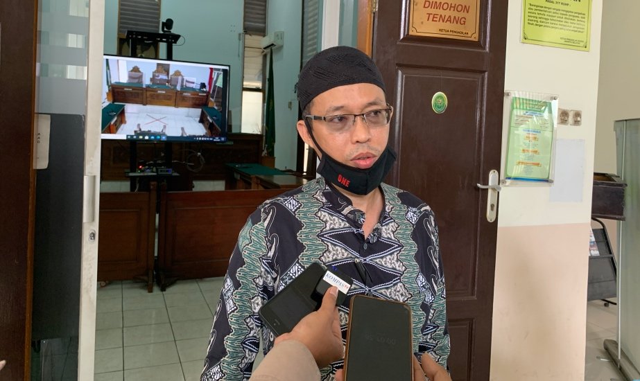 ZONAPASAR's tweet photo. Keluarga Laskar FPI Gugat Komnas HAM, Kecewa Tak Ada Tindak Lanjut Hasil Investigasi https://t.co/gCaeQw5puy https://t.co/FSw5nwWvvi