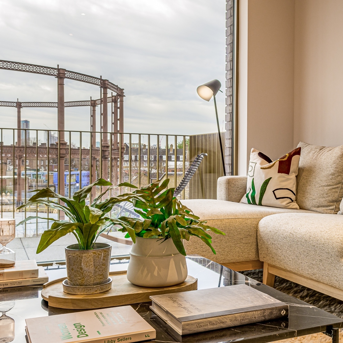 Aitchgroup1's tweet photo. We have some new show apartments in our WM E8 development, both highlighting the exquisite architecture of the building and compliment the heritage and vibe of the area. 

Our agents @savills @StoneRealEst can book a viewing with you. 

#canalsideliving #wme8 #hackneynewhome https://t.co/fHjCNE6cP7