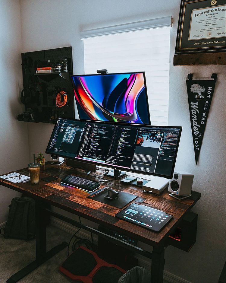 123componentes's tweet photo. 🔥Que te parece esta idea para apilar 2 o 3 monitores a tu espacio de trabajo? 🖥🖥🖥
.
Que opinais vosotros?💬
.
Creditos a: @araltasher
.
#desktops #desktopsetup #componentes #hardware #monitores https://t.co/U65VwthnCl