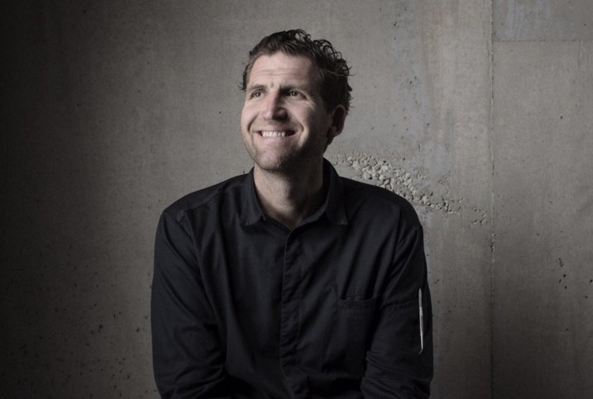 MadeMarseille's tweet image. ⭐️ Le chef marseillais Alexandre Mazzia vient de décrocher la 3e étoile du guide Michelin. Il est le seul chef de France à obtenir le prestigieux sésame cette année.

Découvrez toutes les distinctions ⤵️ 
bit.ly/35QZVHC