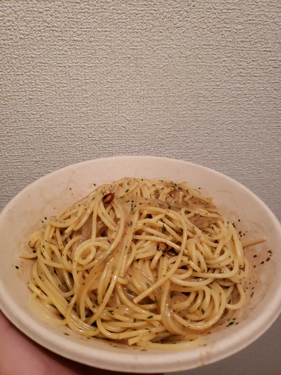 毒蜜 レンジで出来るパスタ調理器で パスタとマロニーを加えて ローソンストア100 パスタソース ペペロンチーノで頂きます パスタ茹でるやつも100均 パスタもソースも100均 電子レンジって便利だねー 貧乏飯 貧乏男の貧乏飯