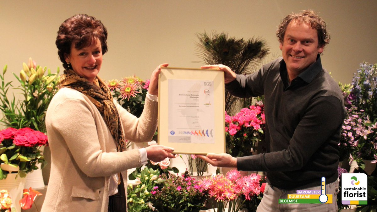 BarometerBloem's tweet photo. Bloemsierkunst Antoinette Glasbergen behaalde het zilveren certificaat van de Barometer Duurzame Bloemist, gefeliciteerd! 💐

https://t.co/xrmSSScQjh https://t.co/8SvtdxISoX