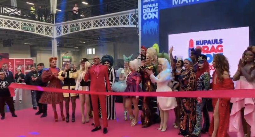 rpdrukfans's tweet photo. A year ago...we were there to watch @RuPaul OFFICIALLY open @RuPaulsDragCon UK! 🏁🇬🇧🙌🏻💖

Rulive that fabulous moment here: 
https://t.co/7P08wPehuf
#DragConUK 👑 https://t.co/9GPMJih6U9