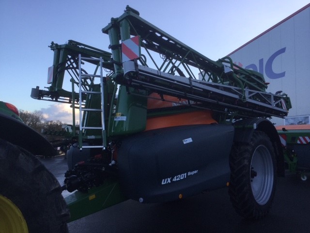 sasmichelodic's tweet photo. Livraison sur le secteur de #Motreff d’un #pulvérisateur traîné @Amazone UX 4201 Super équipé de la nouvelle rampe 36m 3 bras et de la coupure buse à buse électrique, le tout géré par le terminal #Isobus AmaPad 2.
#agriculture #agriculteurs https://t.co/EaRua4lAYh