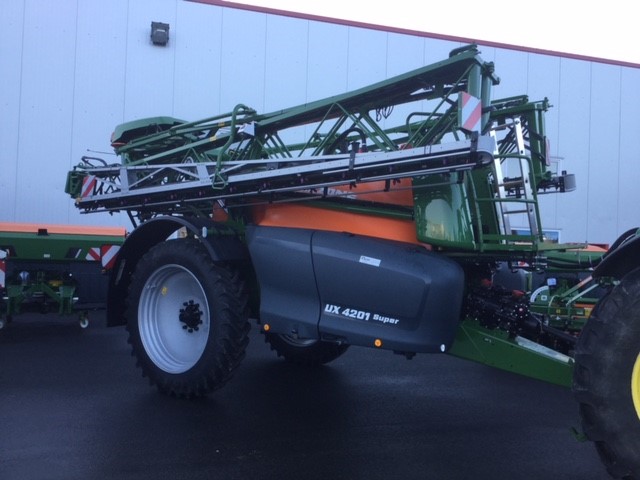 sasmichelodic's tweet photo. Livraison sur le secteur de #Motreff d’un #pulvérisateur traîné @Amazone UX 4201 Super équipé de la nouvelle rampe 36m 3 bras et de la coupure buse à buse électrique, le tout géré par le terminal #Isobus AmaPad 2.
#agriculture #agriculteurs https://t.co/EaRua4lAYh