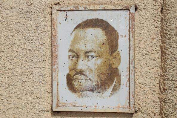 Aujourd'hui, nous célébrons un grand homme américain qui est également honoré ici à Bamako. Une rue porte son nom. Elle débute à Quartier Mali et traverse : Torokorobougou, Baco Djicoroni et prend fin au niveau du petit pont juste à l’entrée de Kalaban Coro.