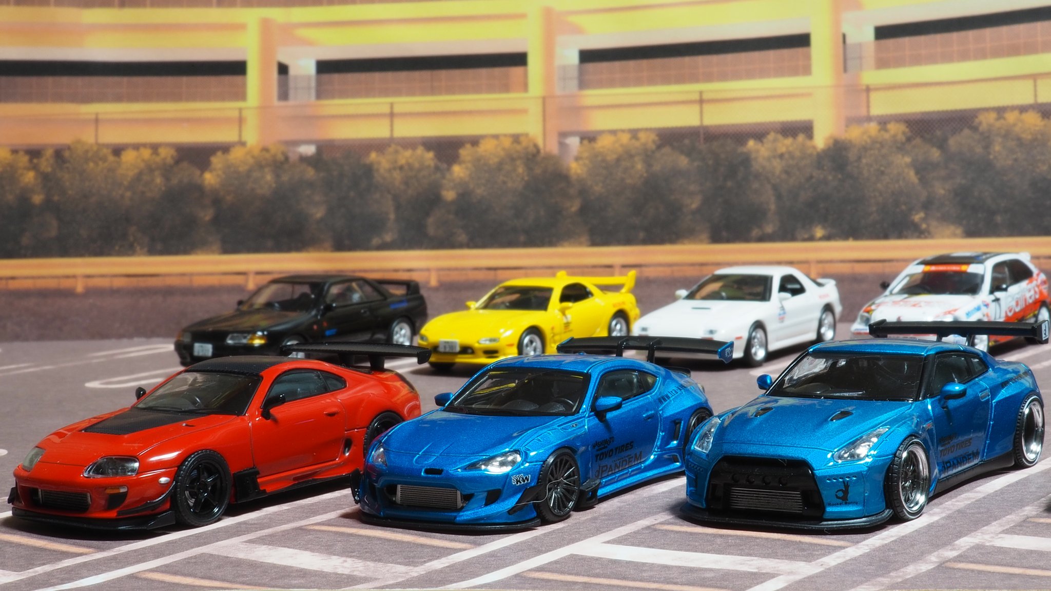 Senkidc5 明日からしばらく出張巡業なのでまたまた撮影練習 ジオラマシート 64minicar 様 再現度高くてかっこいい 車高もベタベタ 辰巳pa風デスクトップジオラマも初お披露目 今日のおやつと大きさ比較w 64minicar Dreamcustoms Ignitionmodel