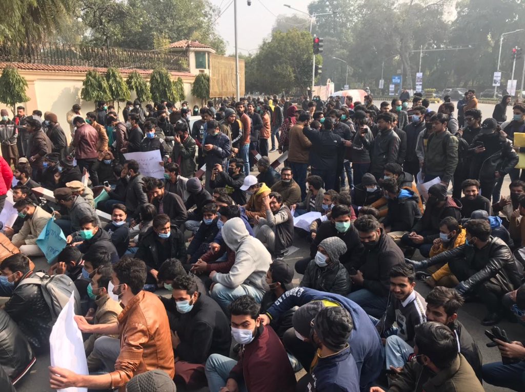 PSCollective_'s tweet photo. University Students protest against on Campus exams and suicide of UET student on Mall Road Lahore. We condemn the anti student policies of universities.Such policies are a result of lack of student representation in decision making. #StudentsWantOlineExams 
#RestoreStudentUnions https://t.co/PezGKOs3yk