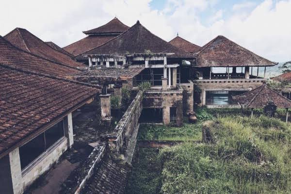 AdorkableWriter's tweet photo. PI Bedugul Hotel - Bali

I'm not lyin' this is free stay for you. You can stay here whenever and however you like, pick any room no one even bat an eye.

Built for those who value the art of solitude. There'll be noises sometimes at night tho but worry not, they're harmless 😉 https://t.co/sD8g35Me6u