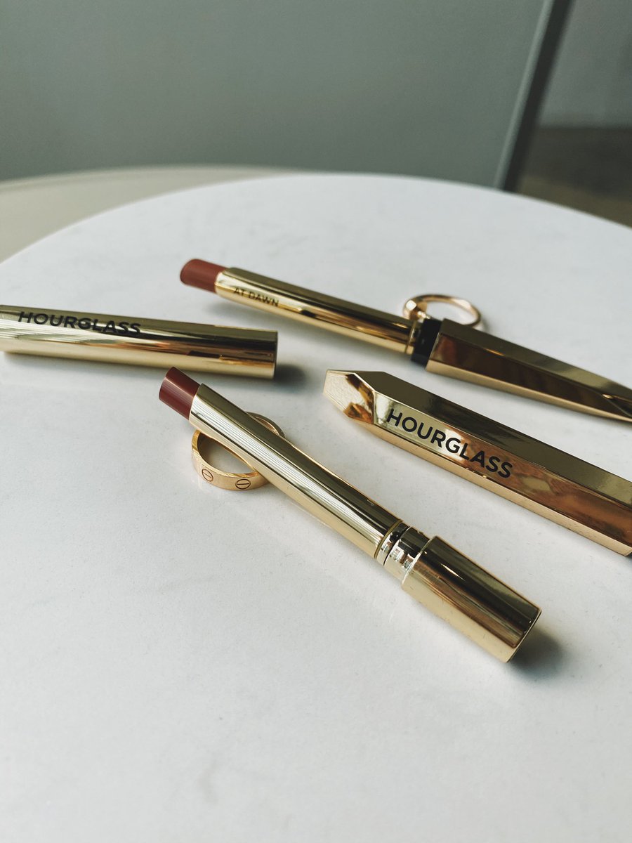 MsLing2's tweet photo. A girl can never have enough lipsticks 💋 #Hourglass Confession™ Refillable Lipstick Duo Sculpture (#LimitedEdition) นอกจากสีจะสวยแล้ว packaging ก็คือ หรูหราหมาเห่ามากค่ะ ถือแล้วรู้สึก Classy มาก 😁
📍 @thaisephora  @HourglassMakeup 
#thaisephora #sephorath #hourglasslipstick https://t.co/BE6eNVUh4H