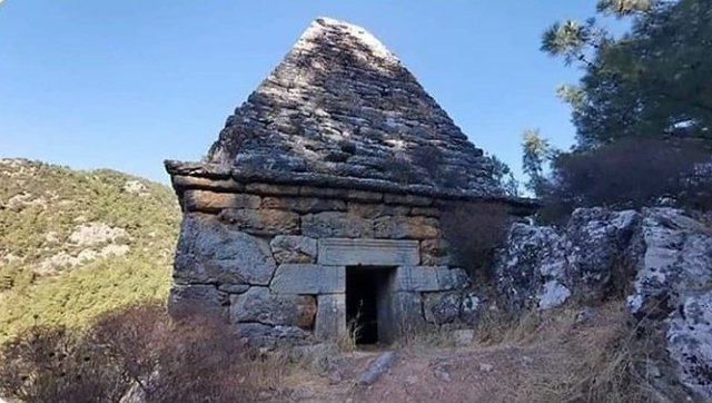 Yıllarca Cağ baba türbesi diye adaklar adayıp dualar edilen yer, mitolojik Yunan savaşçının mezarı çıktı.