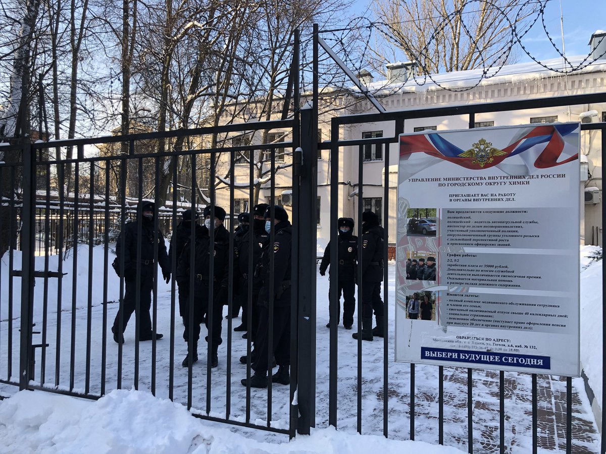 Hier wird Alexei Nawalny gerade vor Gericht gestellt - in einer Polizeistation. Wir sind für  @srfnews vor Ort.