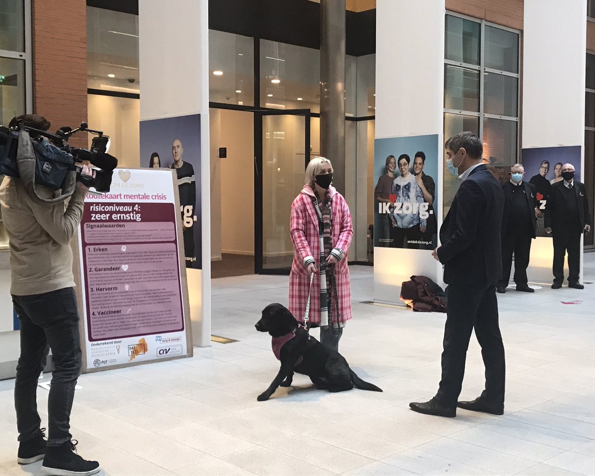 Ik wacht wel hier. 

Met die boodschap stond @charlotbouwman een jaar geleden op VWS.

Vandaag staat ze er weer. Want mensen in acute psychische nood belanden nog steeds op een wachtlijst.

Zoveel respect voor haar vasthoudendheid. En helaas zo hard nodig..
#BlueMonday