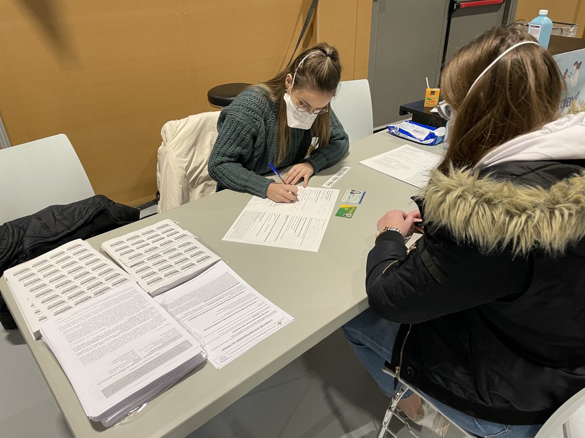 Univ_St_Etienne's tweet photo. [#COVID19 #Dépistage #Etudiants] L’Université Jean Monnet est fière de ses 300 étudiants en médecine qui s’investissent dans la campagne de dépistage de Saint-Etienne. Les 2e et 3e années vous accueillent et effectuent les démarches administratives. (1/2) https://t.co/MSxa5BS1xV
