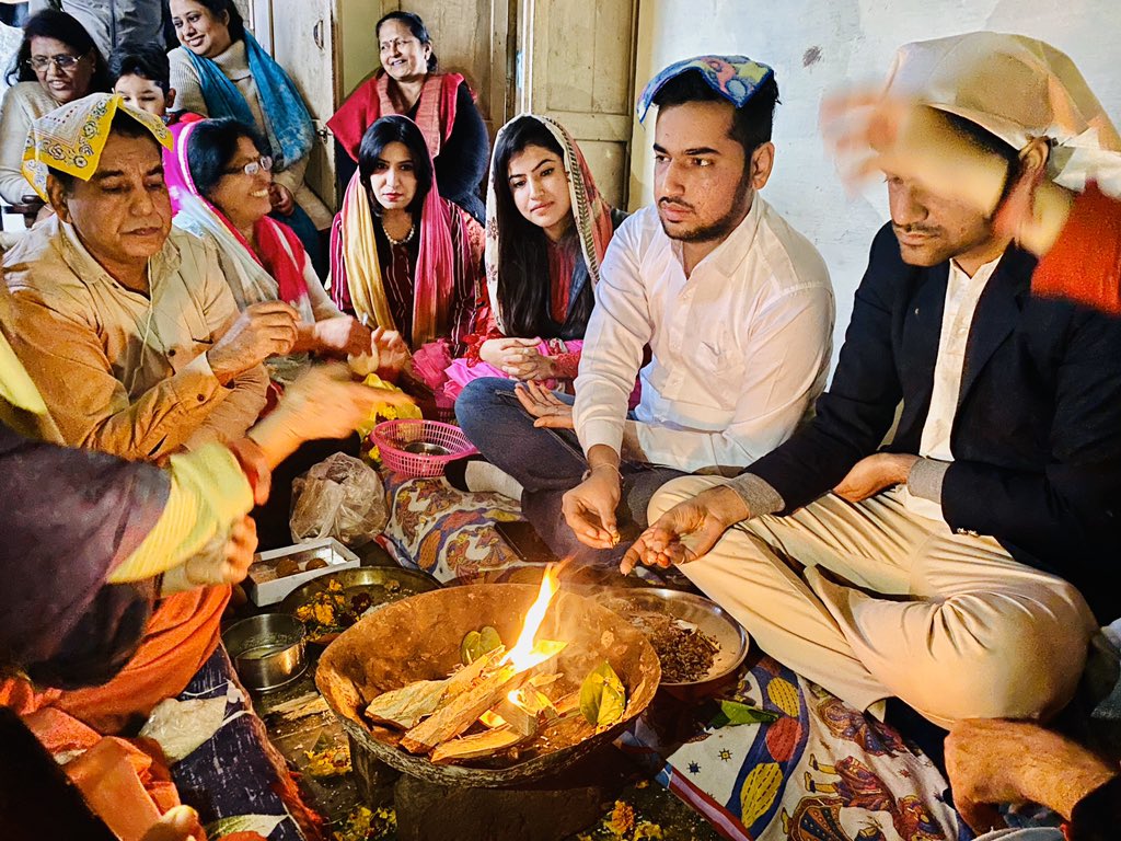 roshnikushal's tweet photo. Janeu ceremony 😍of my brother ..hawan puja #familygettogether #familyfun 😊 https://t.co/c7bFGGTSqz