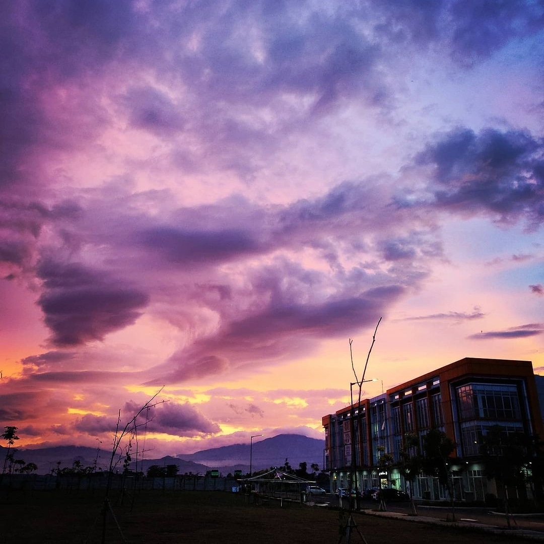 Senja yang diabadikan di sekitar Summarecon Bandung. 🌆

Reposted awesome capture from ridwananugrah. Thank you!