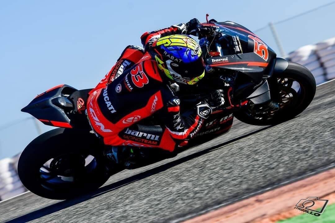 TwoWheels20's tweet photo. Tito Rabat pula berkongsi gambarnya berlatih dengan Panigale V4S di litar yang sama dengan Jorge Martin dan Iker Lecuona. Wah, betul-betul meriah persediaan mereka ni.

#TwoWheels #TWmedia #TW #MGPM 🇲🇾
#TR53 #Ducati https://t.co/TUFaGxlQXc
