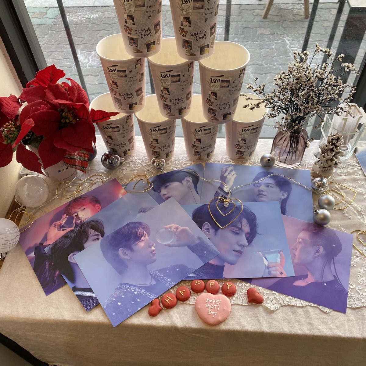 beauty_jy922's tweet photo. 스페셜 세트는 못 샀지만 기본 특전도 넘 예뻤던 ㅠㅠ 
현생에 지쳐있었는데 너무 행복했던 시간이였구 넘 감사드리구 💚
오래오래 갓세븐해요 선생님들❣️❣️
#갓세븐_우리의_잃어버린_조각
#GOT7_Our_Missing_Piece https://t.co/lGNyz9wV0k