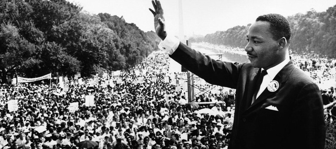 Martin Luther King est né le 15/01/1929 à Atlanta. Il est l’instigateur du mouvement afro-américain des droits civiques aux Etats-Unis. Il est évidemment connu pour son célèbre discours du 28/08/1963 devant le Lincoln Memorial à Washington.