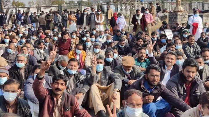 DWMOfficial's tweet photo. Doctors, Paramedics &amp; Nurses Sit-in in front of Parliament House Islamabad to record Protest against Privatization of PIMS Hospital Islamabad.
#WeRejectMTI
#SayNoToPrivatization https://t.co/wl5L4BFxpI