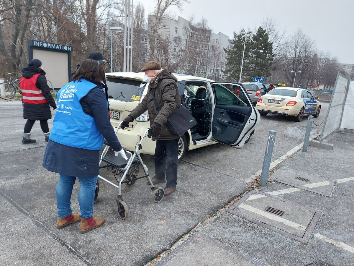 ASBinBerlin's tweet photo. Wir freuen uns sehr über die prominente Unterstützung von Vera und Obi in unserem Impfzentrum Erika-Heß-Eisstadion! 😍 
Heute ist ihr 1. Einsatztag, sie leisten top Arbeit beim Empfang und Begrüßung der Impflinge, sowie Wegweisung 👍

#wirhelfenberlin #asbberlin https://t.co/JRBoDwqsos