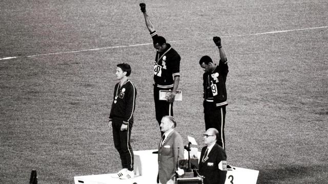 En 1968, son futur coéquipier et futur meilleur scoreur de l’histoire NBA refusera de représenter les US aux JO, un certain Kareem Abdul Jabbar. Des JO de Mexico connu notamment pour le geste à la symbolique forte, de Tommie Smith et de John Carlos.