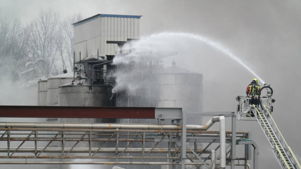 Brand bij chemisch bedrijf Gouda. . Bij een chemisch bedrijf in Gouda woedt momenteel een grote brand, meldt de brandweer.