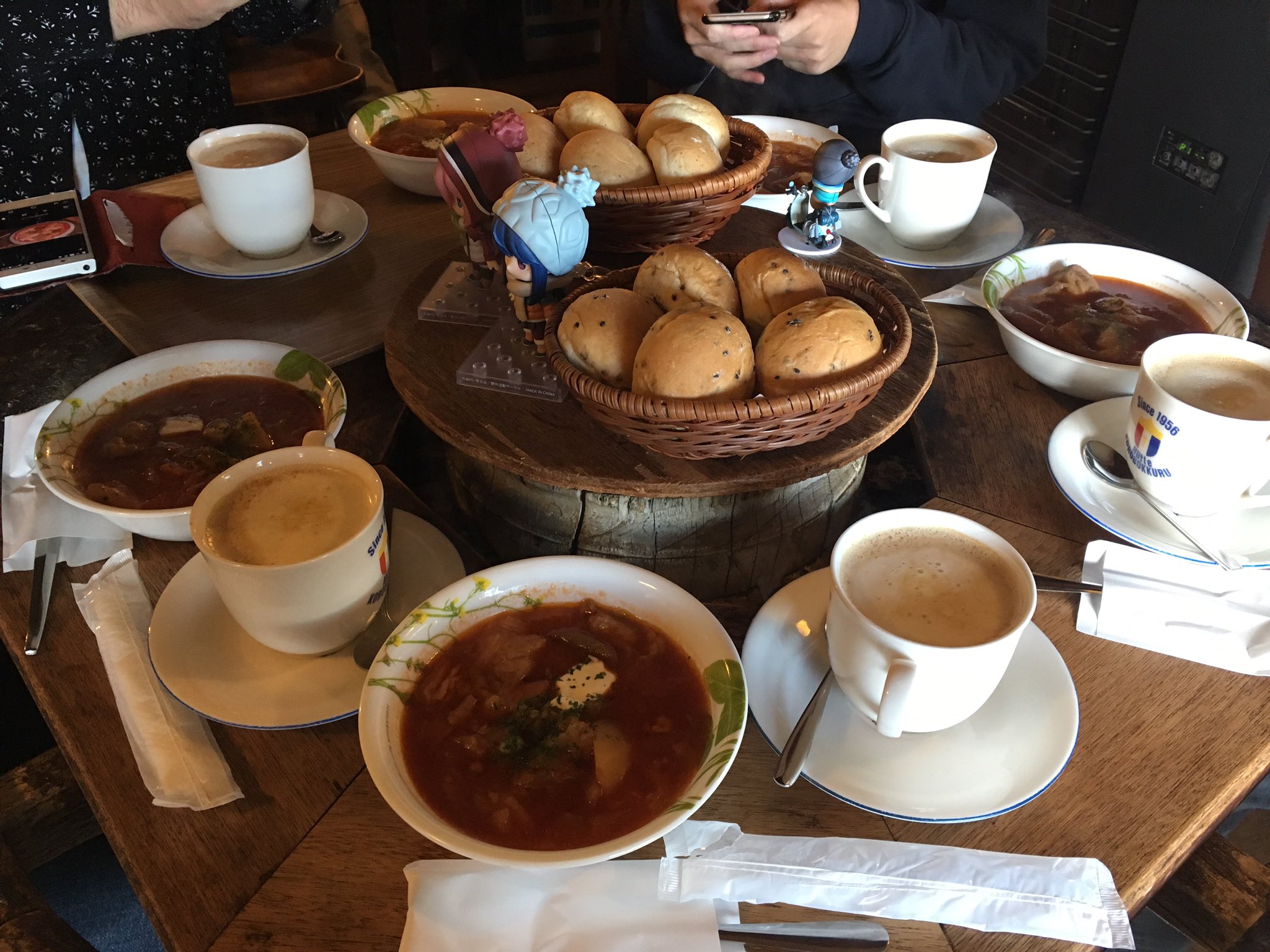 しゅんすけ オススメ聖地メシ ボルシチとドリンクのセット ころぼっくるひゅって ゆるキャン で志摩リンが食べたボルシチ 長野県諏訪市の霧ヶ峰車山肩 ビーナスライン近くにある山小屋カフェで食べられるメニューで トロトロのお肉がマジうま
