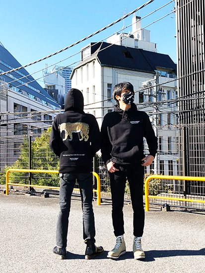 afoc_official's tweet photo. 🎉15th ANNIVERSARY New Merch🎉

結成15周年記念グッズ販売中！

売り切れサイズや売り切れ商品が出てきております。
ツアー会場では売り切れ商品は販売致しません。

初版で売りきりのためお早めに。

[a flood of circle公式通販サイト]
https://t.co/01BB7mJsxl

#AFOC2020 #フラッド https://t.co/PUPfkfd4z6