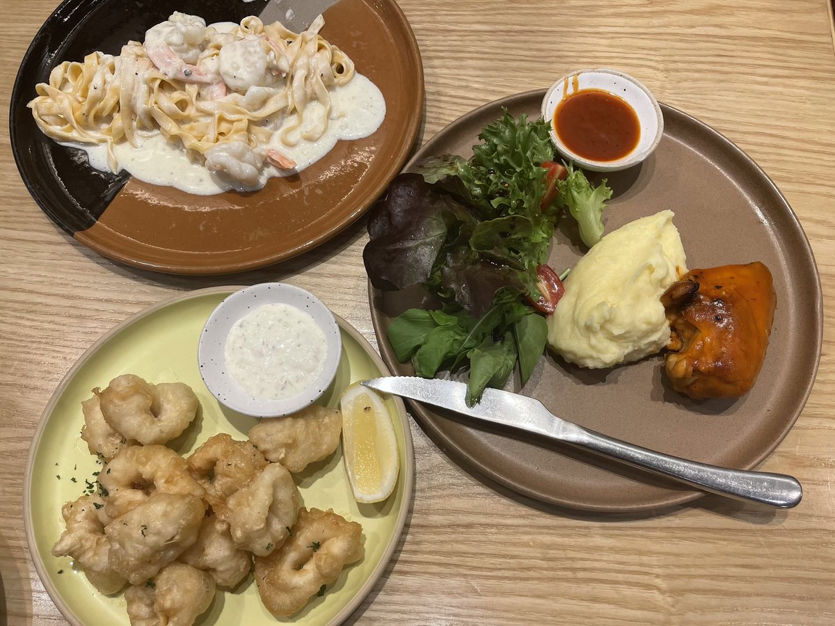 มาลองและ เมนูนี้ หนอยกุเหนทุกคนกินยั่ว กินล่อหน้ามาก5555555555 ถ้าใครชอบกินชีสแบบ เป็นชีสเลิฟเวอร์น่าจะชอบมากๆ แต่สำหรับเรา เราว่ากลิ่นแรงไปนิดนึง🥺 สั่งมาแบ่งกับเพื่อนกำลังพอดี ถ้ากินคนเดียวแอบเลี่ยน ถามพนง.ทำความสะอาดชีสที่คลุกๆยังไง เค้าบอกลวกน้ำร้อนละค่อยคลุกจานใหม่ค่ะ ✨