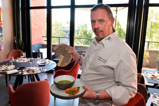 🍽️⭐️ Le <a href="/guideMichelinFR/">Le guide MICHELIN</a> vient de dévoiler ses étoiles. 

Parmi les nouveaux récompensés, un restaurant du #PuydeDôme : il s'agit de l'Auberge du Pont, à Pont-du-Château. Rodolphe Regnauld décroche ainsi son premier macaron.

➡️lamontagne.fr/pont-du-chatea…