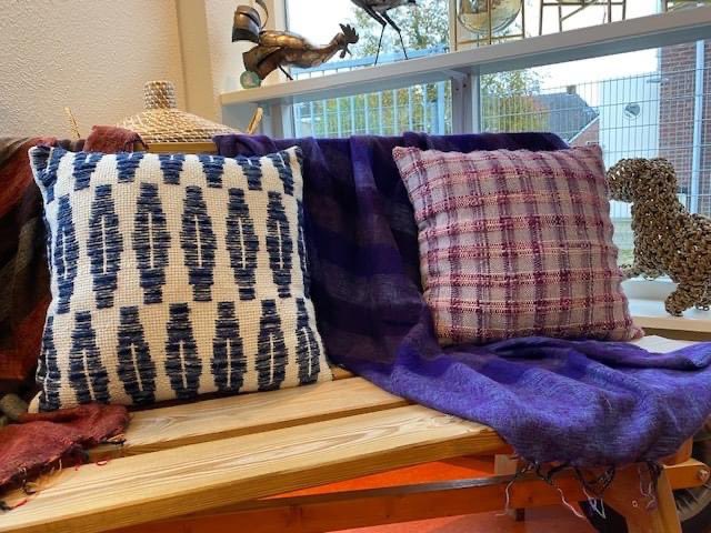 WWRoden's tweet photo. Het is #winter en buiten is het #koud. Wat is het dan heerlijk om na een frisse wandeling lekker op de bank te gaan zitten, leunend tegen een zacht #kussen en met een warme #plaid binnen handbereik.
De kussen (40 x 40) kosten € 24,95 en de plaids € 38,50. #gezelligheidinhuis https://t.co/z9OjpBXrrX