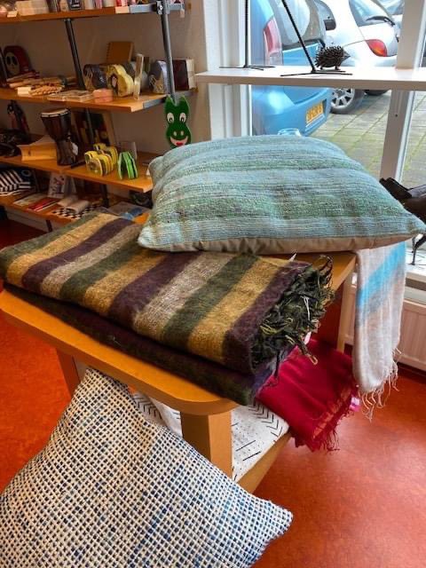 WWRoden's tweet photo. Het is #winter en buiten is het #koud. Wat is het dan heerlijk om na een frisse wandeling lekker op de bank te gaan zitten, leunend tegen een zacht #kussen en met een warme #plaid binnen handbereik.
De kussen (40 x 40) kosten € 24,95 en de plaids € 38,50. #gezelligheidinhuis https://t.co/z9OjpBXrrX