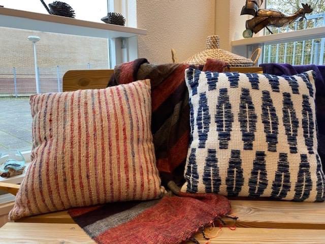 WWRoden's tweet photo. Het is #winter en buiten is het #koud. Wat is het dan heerlijk om na een frisse wandeling lekker op de bank te gaan zitten, leunend tegen een zacht #kussen en met een warme #plaid binnen handbereik.
De kussen (40 x 40) kosten € 24,95 en de plaids € 38,50. #gezelligheidinhuis https://t.co/z9OjpBXrrX