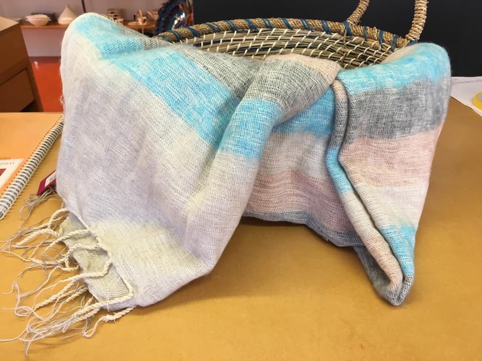 WWRoden's tweet photo. Het is #winter en buiten is het #koud. Wat is het dan heerlijk om na een frisse wandeling lekker op de bank te gaan zitten, leunend tegen een zacht #kussen en met een warme #plaid binnen handbereik.
De kussen (40 x 40) kosten € 24,95 en de plaids € 38,50. #gezelligheidinhuis https://t.co/z9OjpBXrrX