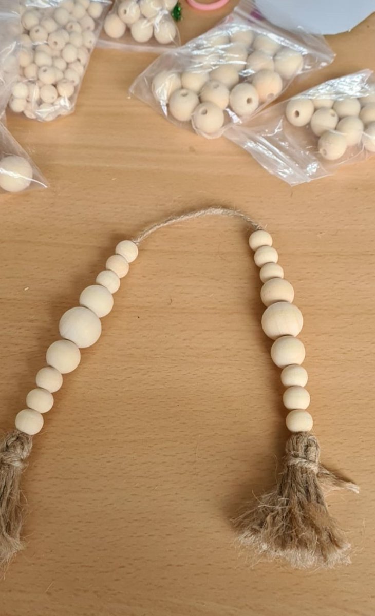 SiDix67's tweet photo. My granddaughters 1st lesson at homeschool this morning is arts and crafts. She's made a toy for her cat. Top marks, I say 👍 https://t.co/J5mRYSP0TJ