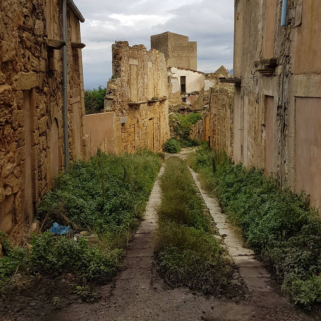 modica63's tweet photo. @AntonioLaRosa8 Si infatti  non c è  nessuno  solo un fotografo Free o  Free reporter😂😂 https://t.co/UB0gt1x5pM