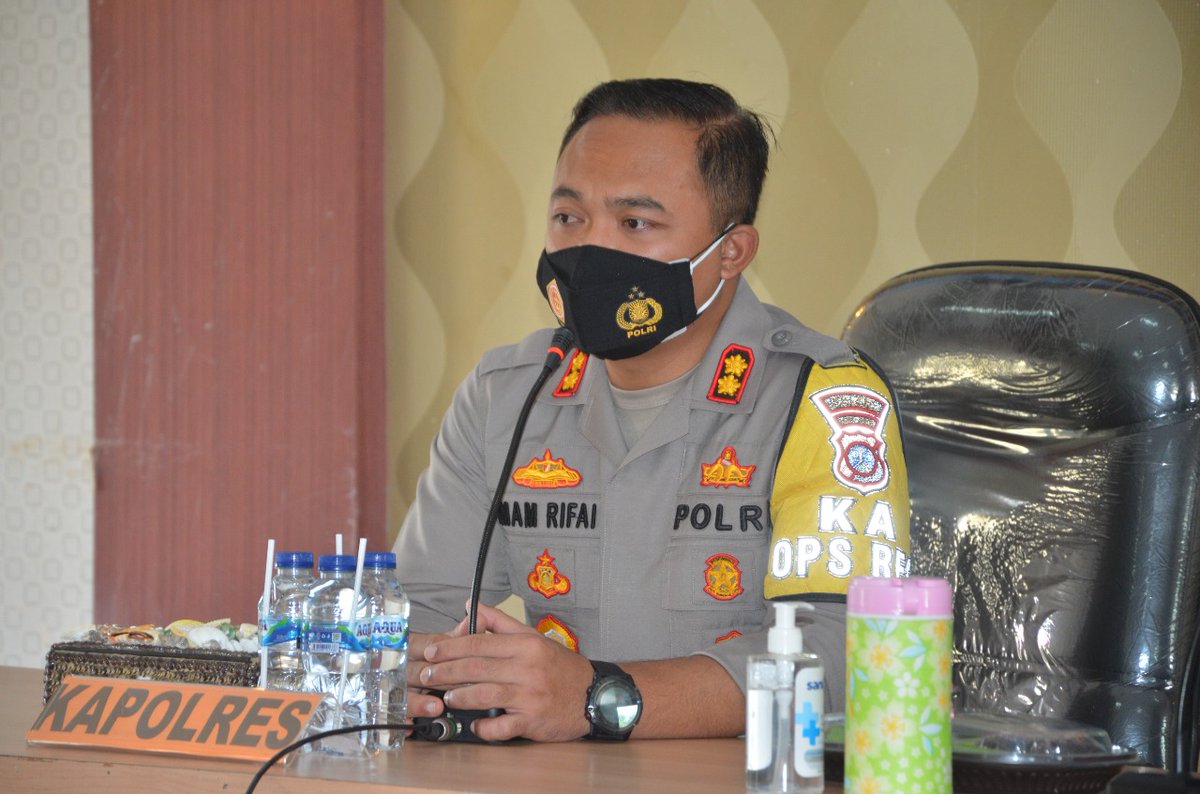 LantasSitubondo's tweet photo. Kapolres Situbondo pimpin rapat koordinasi bersama CJS dan Bank BRI Cab.Situbondo tentang penanganan perkara tilang tahun 2021.
#ntmcpolri
#rtmcjatim
#jawatimurbangkit 
#patuhiprorokolkesehatan
#polantasindonesia
@IndahCf2009 https://t.co/fcWDvTz26p