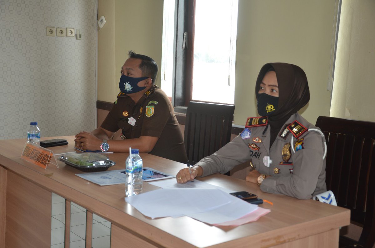 LantasSitubondo's tweet photo. Kapolres Situbondo pimpin rapat koordinasi bersama CJS dan Bank BRI Cab.Situbondo tentang penanganan perkara tilang tahun 2021.
#ntmcpolri
#rtmcjatim
#jawatimurbangkit 
#patuhiprorokolkesehatan
#polantasindonesia
@IndahCf2009 https://t.co/fcWDvTz26p