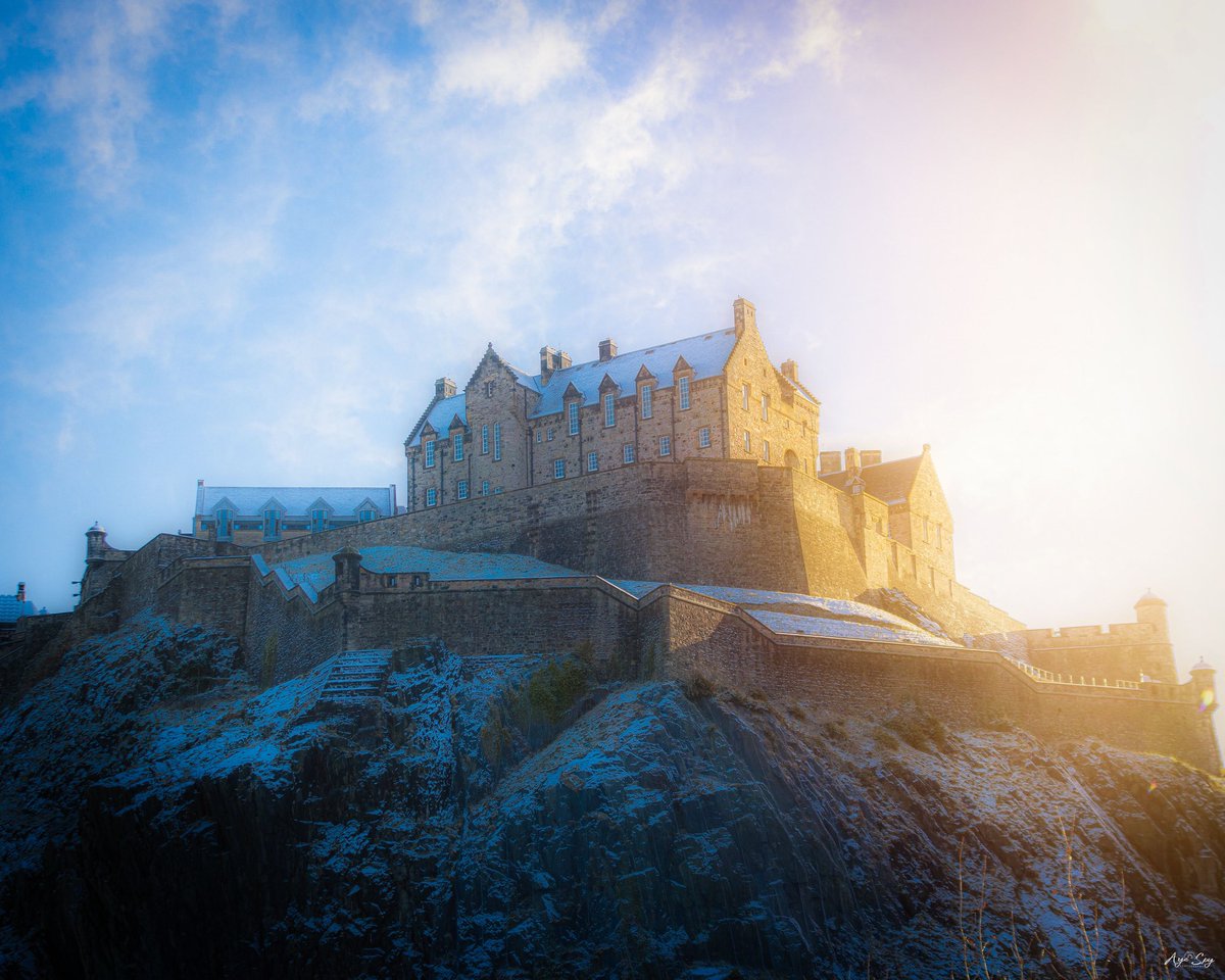 Scottish_Banner's tweet photo. A #winter glow over Edinburgh Castle🏴󠁧󠁢󠁳󠁣󠁴󠁿
Great photo from @AyeSpyPhotos
#EdinburghCastle #Edinburgh #Scotland #ScottishBanner #LoveEdinburgh #ScotlandIsNow #LoveCastles #AmazingEdinburgh #ThisIsEdinburgh https://t.co/uVqJc1HsBs