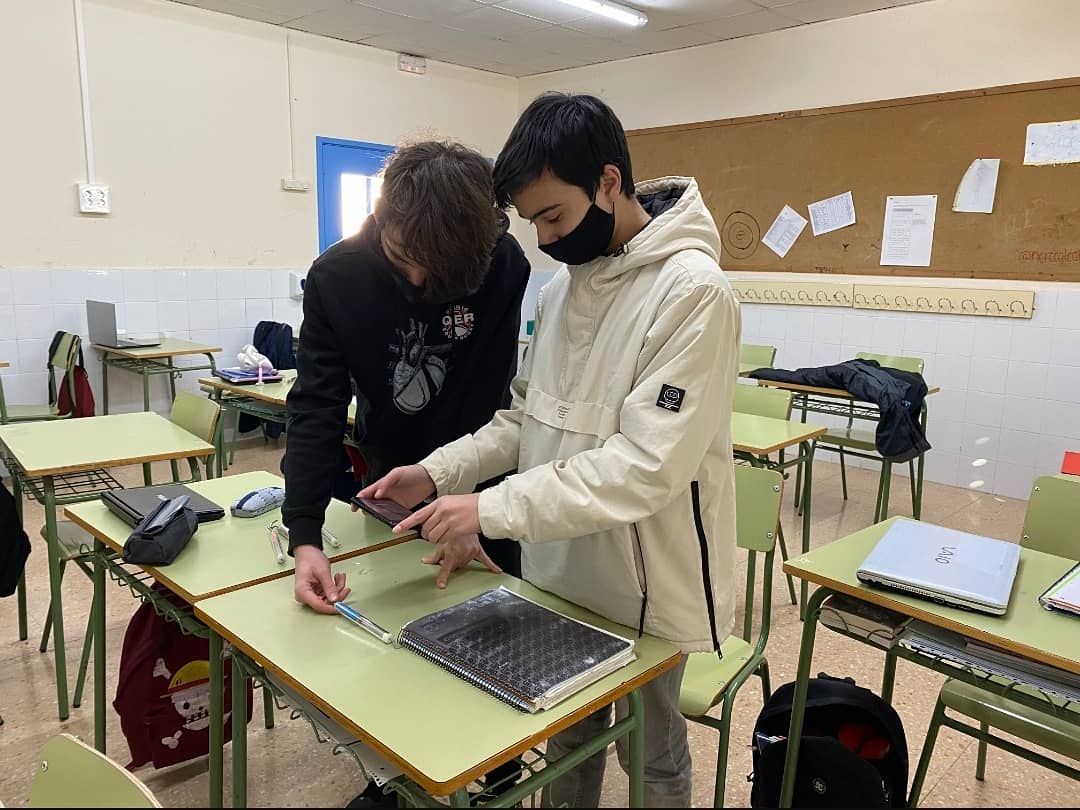 INSDolorsAleu's tweet image. A la matèria de Física i Química, els i les alumnes de 4rt d'ESO mesuren les forces de fricció amb objectes de classe. #FemFuster