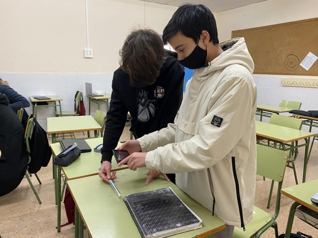 INSDolorsAleu's tweet image. A la matèria de Física i Química, els i les alumnes de 4rt d'ESO mesuren les forces de fricció amb objectes de classe. #FemFuster