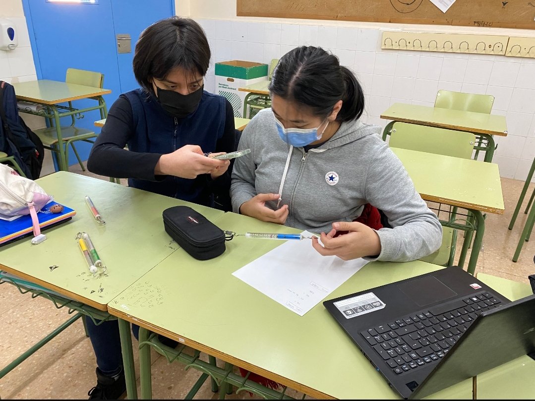 INSDolorsAleu's tweet image. A la matèria de Física i Química, els i les alumnes de 4rt d'ESO mesuren les forces de fricció amb objectes de classe. #FemFuster