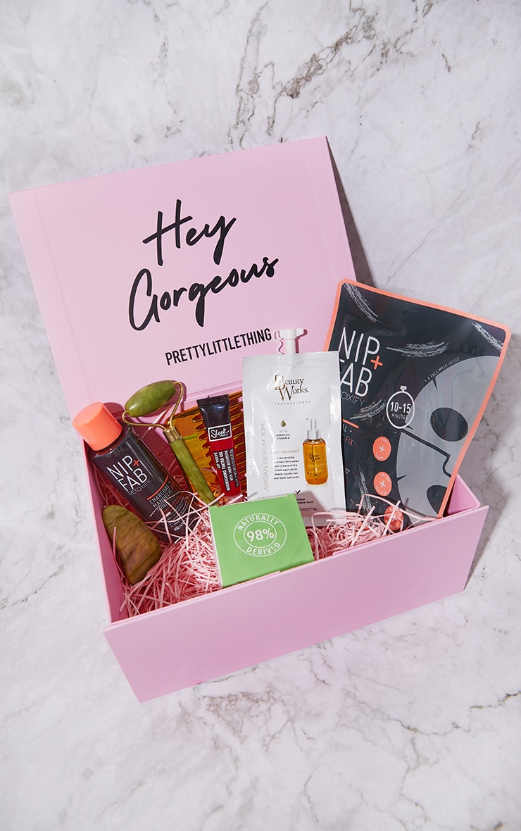 OfficialPLT's tweet photo. Blue Monday? Let's put a smile on your face! 💖 We are choosing TWENTY followers to WIN one of our PLT Beauty Boxes (worth up to £71) ✨ #PLTBlueMonday

Follow @OfficialPLT 💕 RT this tweet 💫 Tweet us using #PLTBlueMonday 💞 https://t.co/nOVEPSZs2H