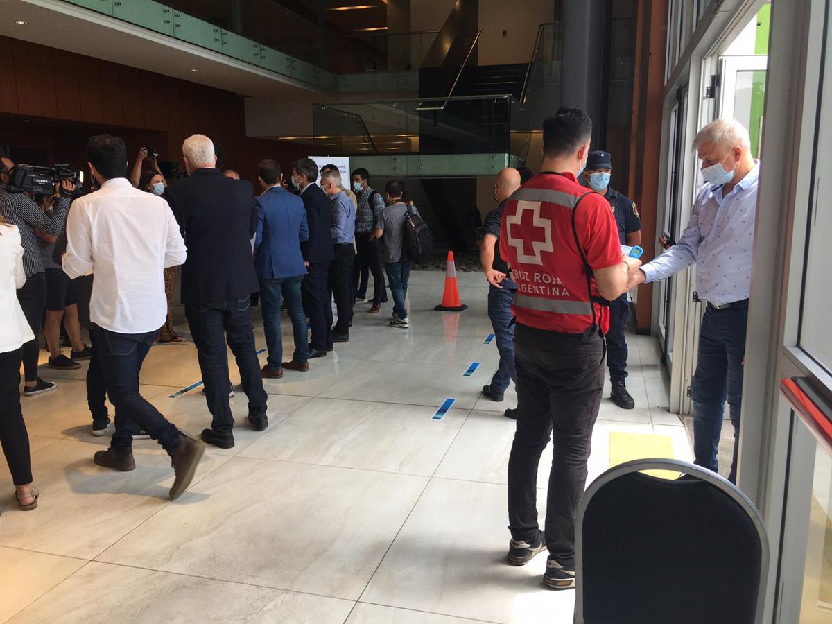 CRA_CBA's tweet photo. ⛑️Nuestro voluntariado continúa trabajando en la jornada de vacunación 💉 #sputnikv en el Centro de Convenciones Córdoba

#CruzRojaSiempreEstá ♥️
#CruzRojaTeCuida ⛑️
#voluntariado #bioseguridad
#vacunacion #covid_19 #sputnik
#vᴀᴄᴜɴᴀcᴏᴠɪᴅ19 https://t.co/4wUOS8jOMT