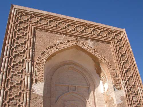 Perhaps the most grandiose of the caravanserais left in the region is Rabat-i Malik. Its impressive 12-metre portal is its most striking feature. We owe its existence to Shams-al-Mulk Nasr (1068-80), the Karakhanid ruler of Samarkand 2/7 Navoiy region