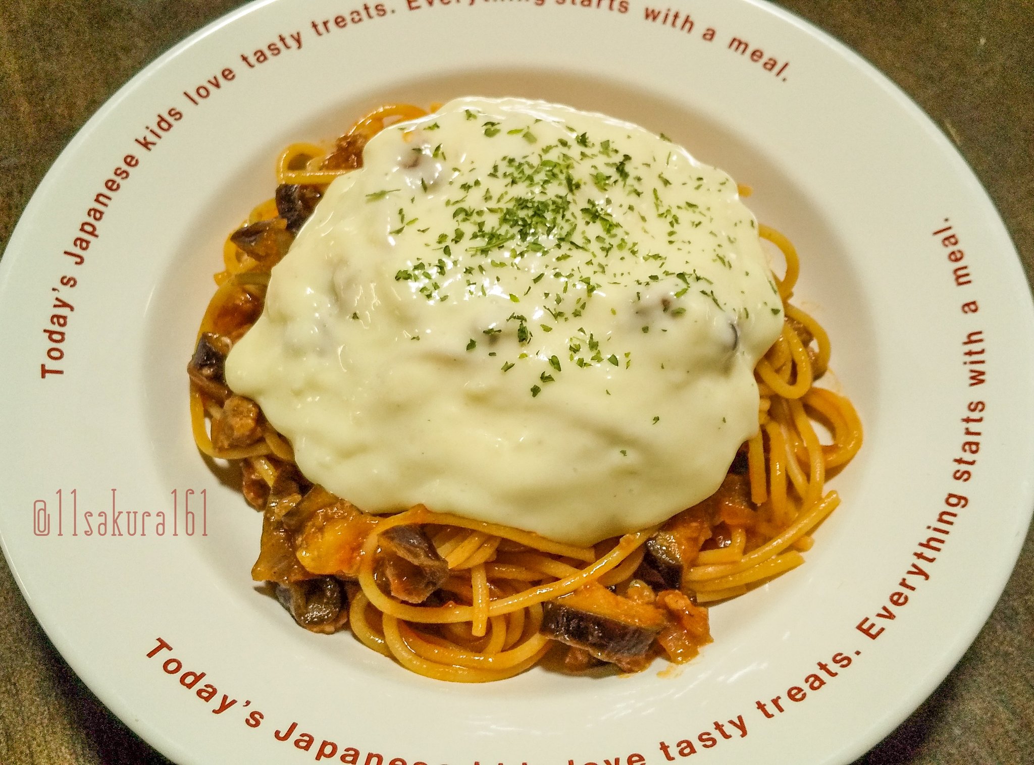 さくら ばんごはん なす入りミートソースパスタにチーズソースかけてみた チーズソースはホワイトソースにチーズ入れただけ レンジでできるからめちゃ簡単 T Co Mbzewv1fxu Twitter