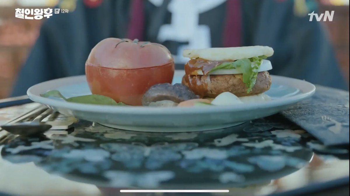 dramachingggu's tweet photo. Queen invented Vegan burger in Joseon Era was the highlight on this episode 🤣🤣🤣 #MrQueen #MrQueenEp12 https://t.co/64QBxsmnDA